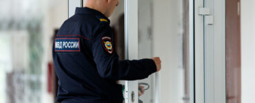 В Москве оштрафовали мать девочки, найденной с пьяной парой на трамвайной остановке