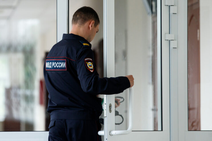 В Москве оштрафовали мать девочки, найденной с пьяной парой на трамвайной остановке