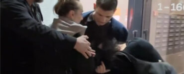 В Мытищах соседи напали на девушку с щенком, проходившую через детскую площадку