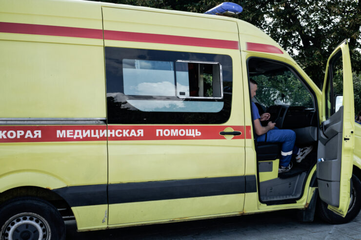 В результате ДТП с мотоциклом и трактором на юге Москвы пострадали два человека