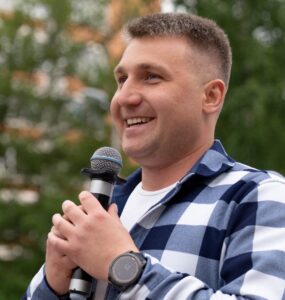 Ветеран СВО Эдуард Шонов поприветствовал участников открытого турнира по лазертагу в Некрасовке  фото