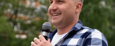 Ветеран СВО Эдуард Шонов поприветствовал участников открытого турнира по лазертагу в Некрасовке  фото