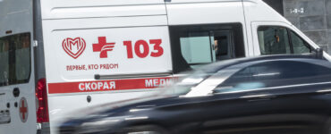 Врачи под Москвой спасли мужчину, который едва не отрезал себе ноги мотоблоком