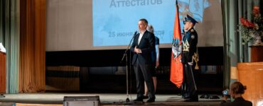 Журналист Олег Леонов вручил аттестаты выпускникам школы № 1231  фото