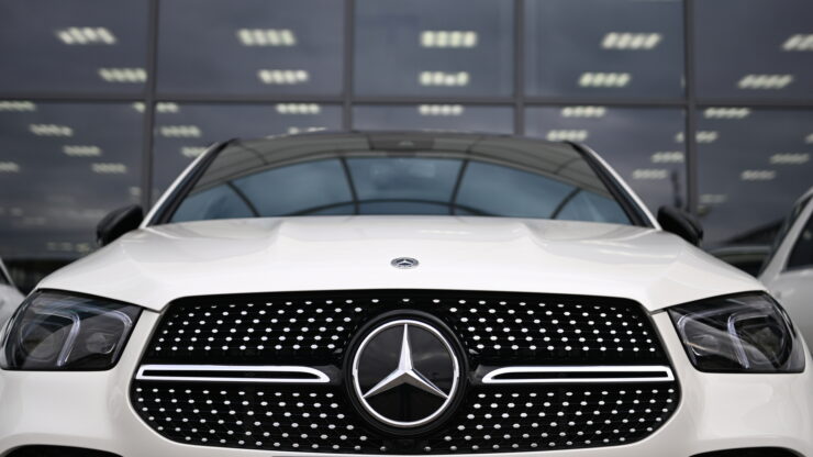 Житель Москвы распилил Mercedes-Benz SL-класса из-за предстоящего развода с женой