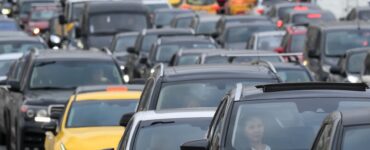 Дептранс Москвы призвал не оставлять детей и животных в машине в жаркую погоду
