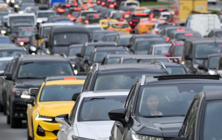 Дептранс Москвы призвал не оставлять детей и животных в машине в жаркую погоду