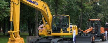 Экскаватор ковшом разгромил витрину цветочного магазина на западе Москвы