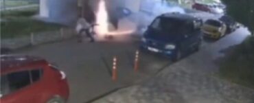 Электросамокат вспыхнул на парковке с авто в Москве и попал на видео