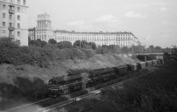 Ленинский проспект — Октябрьская: Малевич у Горького на Ленинском  фото