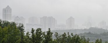Москвичей предупредили о грозовом фронте вечером 10 июля