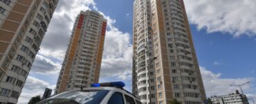 Москвичку, которая в пылу ссоры выбросила из окна телефон мужа, арестовали