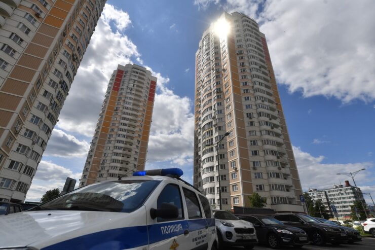 Москвичку, которая в пылу ссоры выбросила из окна телефон мужа, арестовали