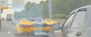 На 43-м километре МКАД таксист на Lada Priora врезался в Lamborghini Revuelto