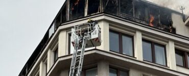 Площадь пожара в жилом доме на Страстном бульваре достигла 400 кв. м