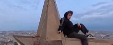 Россиянин посидел на звезде Котельнической высотки Москвы и снял все на видео
