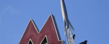 В Москве Mustang столкнулся с машиной и вылетел на лестницу у выхода из метро «Домодедовская»