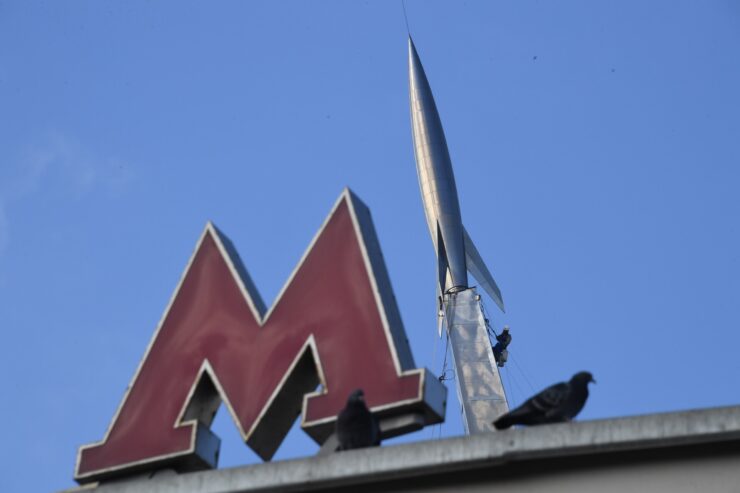 В Москве Mustang столкнулся с машиной и вылетел на лестницу у выхода из метро «Домодедовская»