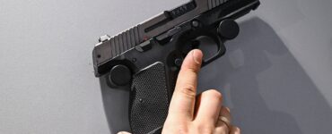 В Раменском мужчина открыл огонь из пистолета по подросткам и ранил одного