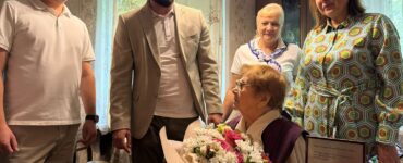 Ветеран Великой Отечественной войны из Марьиной Рощи получила нагрудный знак в честь 85-летия битвы за Москву  фото