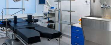 Больницы Подмосковья пополнились 55 новыми операционными столами