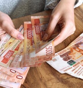 Большинство завистников получает зарплату от 100 до 200 тысяч рублей в месяц