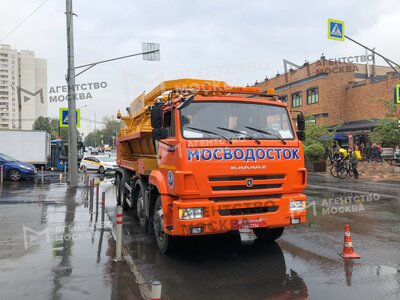 Бригады Мосводостока дежурят на улицах столицы в дождь