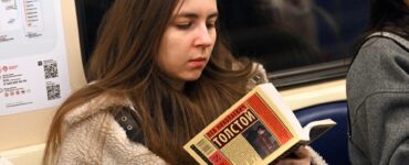 Дептранс: Пассажиры метро Москвы чаще всего читают Пушкина, Толстого и Лермонтова