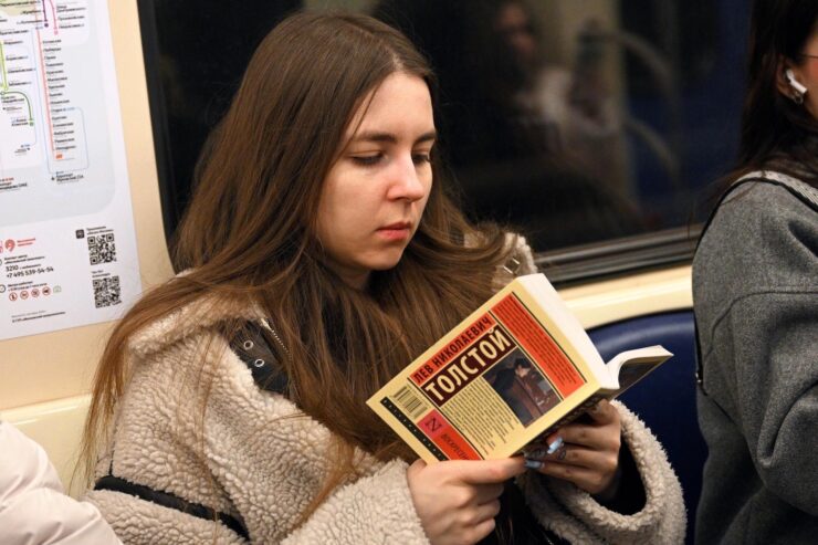 Дептранс: Пассажиры метро Москвы чаще всего читают Пушкина, Толстого и Лермонтова