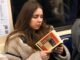 Дептранс: Пассажиры метро Москвы чаще всего читают Пушкина, Толстого и Лермонтова