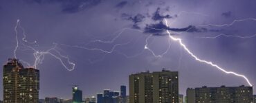 Городское хозяйство Москвы предупредило о грозе и усилении ветра