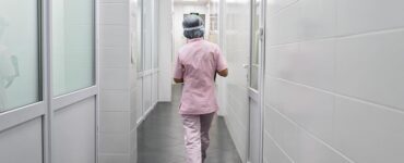 Истринские врачи прооперировали мужчину, сломавшего пятку при падении