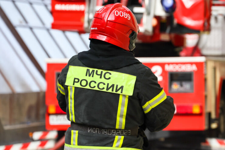 МЧС: При пожаре в жилом доме на востоке Москвы спасли 16 человек