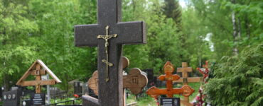 «МК»: Мигрант угрожал посетителям Хованского кладбища, его задержали