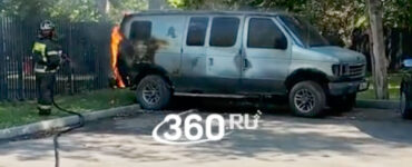 Машина загорелась у входа в поликлинику на юге Москвы