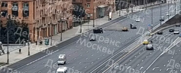 На Кутузовском проспекте в Москве столкнулись Mercedes и автомобиль такси