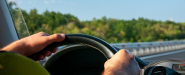 На западе Москвы автомобиль врезался в дерево