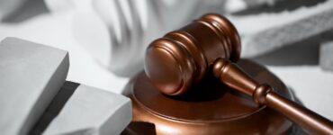 Россиянка выплатит 900 тысяч рублей за непотушенный окурок