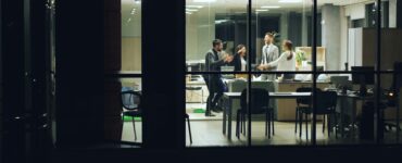 Shot: Число клиентов с депрессией увеличивается после корпоративов