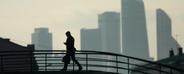 Средняя зарплата в Москве выросла за год на 15 тысяч рублей и составила более 183 тысяч