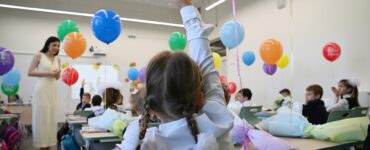В День знаний вместо звонка в школах Москвы прозвучат «Учат в школе» и «Дважды два — четыре»