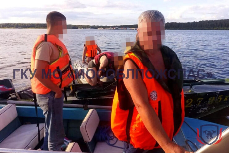 В Дубне спасатели поймали лодку без капитана
