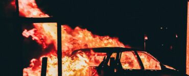 В Москве автомобиль на большой скорости врезался в дерево и загорелся