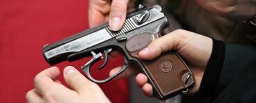 В Москве пьяный размахивал игрушечным пистолетом на заправке, его арестовали