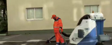 В районе Патриарших прудов в Москве начали пылесосить дороги