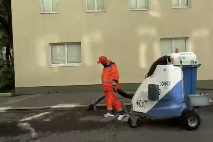 В районе Патриарших прудов в Москве начали пылесосить дороги