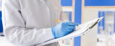 Врачи в Истре прооперировали мужчину после травмирования при падении с трехметровой лестницы