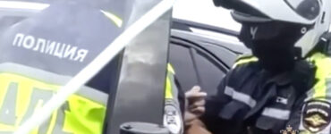 Женщина без номеров устроила погоню на Варшавском шоссе, спровоцировала ДТП и таран мотоцикла
