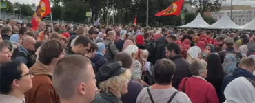 Тысячи верующих собрались в центре Москвы и попали на видео