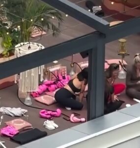 В Москве девушки занимаются боксом, а затем курят кальян под стеклянной крышей